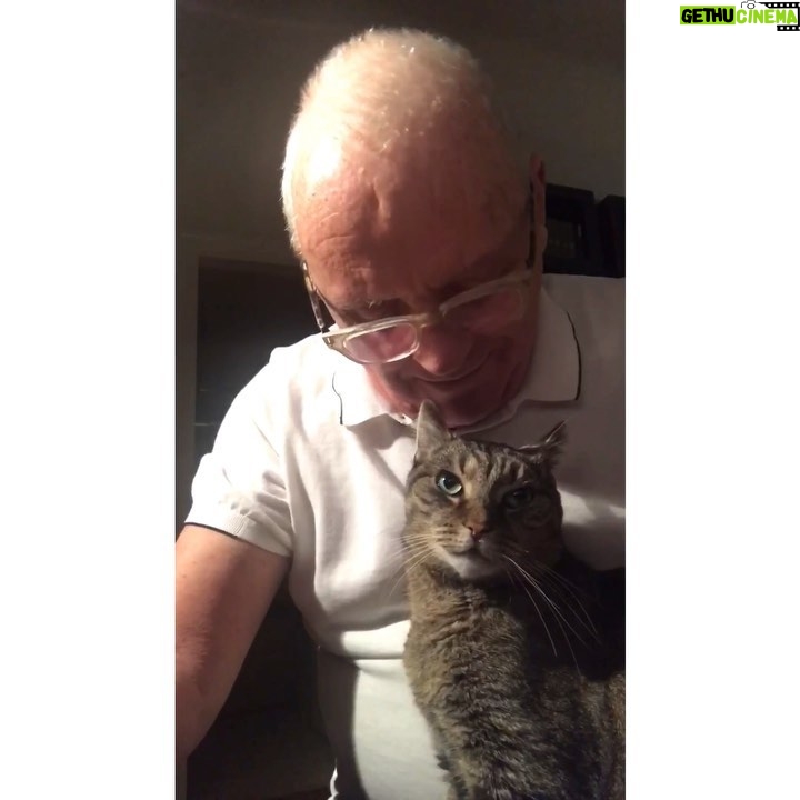 Anthony Hopkins Instagram - Niblo and I wish everyone a Happy Sunday 😻