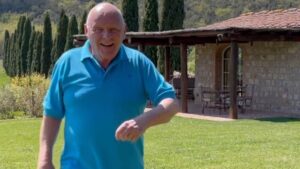 Anthony Hopkins Instagram - Sunday vibes with my Welsh trainer. I prefer to dance than spar. 🕺🏻🕺🏻
#Tuscany #Italy