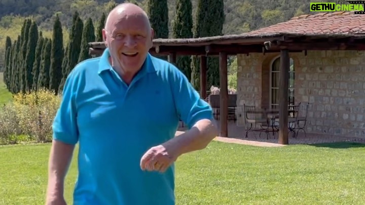 Anthony Hopkins Instagram - Sunday vibes with my Welsh trainer. I prefer to dance than spar. 🕺🏻🕺🏻 #Tuscany #Italy