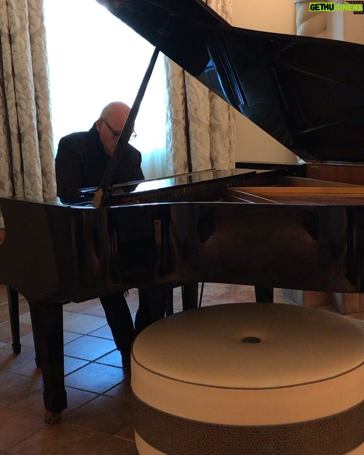 Anthony Hopkins Instagram - Wishing all a beautiful Thursday