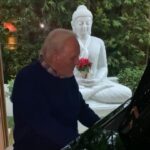 Anthony Hopkins Instagram - Wishing everyone a healthy and safe holiday. May the magic of the season stay with us through 🌟2022🌟