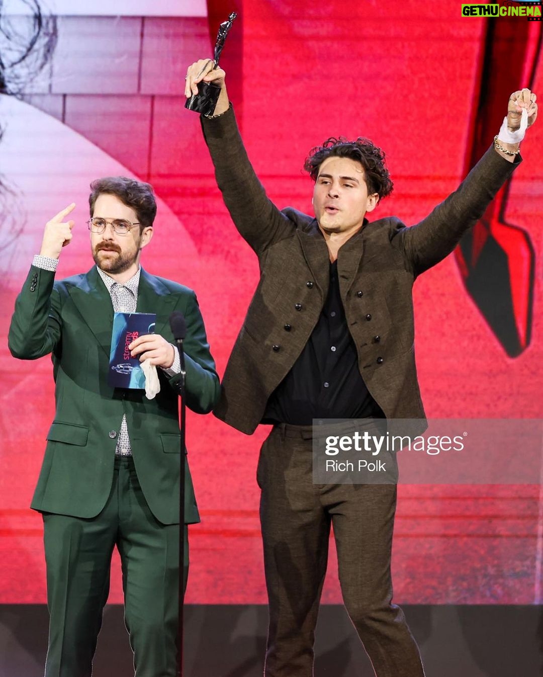 Anthony Padilla Instagram - wow we won thiccest dumpy!! thank you @streamys🥇 Anthony- Suit & shoes @johnvarvatos Shirt @allsaints Jewelry @davidyurman Stylist @rhondaspiesstylist Ian- Suit @viggotailoring Shirt @tedbaker Shoes @scarosso Stylist @rhondaspiesstylist