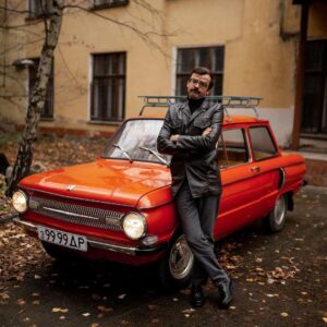 Anton Lapenko Instagram - Друзья! Простите что разбудил! У меня для вас важная информация. Продолжение третьего сезона «Внутри Лапенко» выйдет весной. Так что вы успеете как следует выспаться!!! Целую👮🏻‍♂️🤗. #внутрилапенко #лапенко #приемлемо