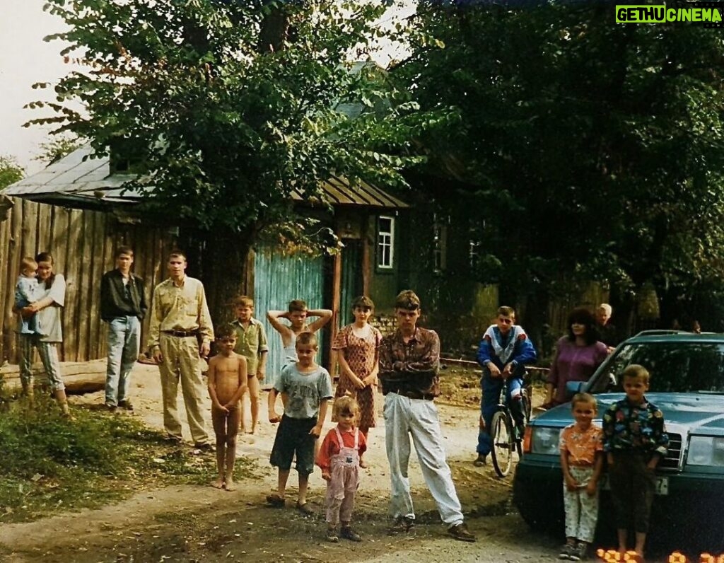 Anton Lapenko Instagram - Одна из моих любимых фотографий. Деревня. 1995 год. #семья