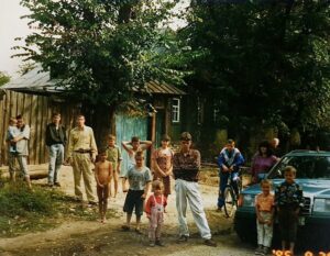 Anton Lapenko Instagram - Одна из моих любимых фотографий. Деревня. 1995 год. #семья