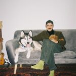 Anton Lapenko Instagram – В ноябре прошлого года проект «ПОМОЩЬ» запустил систему лояльности. Теперь совершая полезные действия в приложении, пользователь получает монеты, открывает статусы и награды от партнеров, апостолов и друзей проекта.

Одним из партнеров системы лояльности стал бренд staya (@staya.dog). Они создают концептуально новые продукты для собак, стиль и качество которых не уступают товарам для людей. 

При достижении статуса «Русалка» в системе лояльности приложения ПОМОЩЬ ты получишь награду от staya — cкидку 15% на первую амуницию.

Помогай в приложении и #будьвпомощь

На фотографиях апостол проекта «ПОМОЩЬ» Антон Лапенко со своим другом Шершнем и Ваня Лапенко с другом Варди в амуниции staya.

Фотограф: Маша Вдовина (@vdovina_masha)