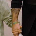 Antonio Orozco Instagram - Eva García decidió ponerle letra y melodía a sus sentimientos a través de la canción Piel con piel en 2022.❤️ Hoy, dos años después, me he levantado pensando en ella y os quiero compartir este proyecto Somos de la Fundación Igual Arte. Fue un auténtico honor ponerle música y voz a una letra tan hermosa.✨ #fundacionigualarte #evagarcia
