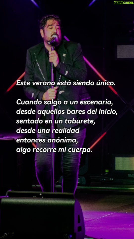 Antonio Orozco Instagram - A veces canto, a veces escribo para cantar y a veces simplemente escribo. En un mundo donde todo va muy rápido, aquí os ofrezco que paremos un momento. Y vayamos despacio aunque solo sea por un minuto. 🎤Lista completa de conciertos del verano 2023 en el link del perfil / Próximas paradas: Cádiz 17 agosto y Castellón 18 agosto #orozco #antonioorozco #conciertos #entresobrasysobras