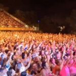 Antonio Orozco Instagram - Nadie dijo que podría ser una de las mejores noches de mi vida. Gracias infinitas. Todavía no se que decir. #SITGES #SOLDOUT. Se que estabas ….. cuéntamelo todo !! Llevo dos días pensando que escribir y mostraros acerca del concierto en Sitges de este pasado miércoles. Y finalmente creo que estos segundos os ayudarán a entender lo que sentí ese día, a pocos metros de mi casa y apenas a un par de pasos de un montón de amig@s. Me llenásteis el alma de amor!!!!! Nunca encontraría las palabras adecuadas para agradeceros eso❤️ #orozco #antonioorozco #sitges