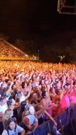 Antonio Orozco Instagram - Nadie dijo que podría ser una de las mejores noches de mi vida.  Gracias infinitas.  Todavía no se que decir.  #SITGES #SOLDOUT. Se que estabas ….. cuéntamelo todo !! Llevo dos días pensando que escribir y mostraros acerca del concierto en Sitges de este pasado miércoles.

Y finalmente creo que estos segundos os ayudarán a entender lo que sentí ese día, a pocos metros de mi casa y apenas a un par de pasos de un montón de amig@s.

Me llenásteis el alma de amor!!!!! 

Nunca encontraría las palabras adecuadas para agradeceros eso❤️

#orozco #antonioorozco #sitges