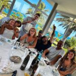 Antonio Orozco Instagram - Mi #familia casi entera. Me faltan unos pocos pero ….. pronto llegará …💚. Alguien sabe de qué color va vestida la carmen ? @lacucanya