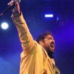 Antonio Orozco Instagram - Ayer fue uno de los concierto más tochos de mi vida. Es que no sé ni que decir. Flotaba por el escenario como nunca. El espectáculo tiene forma y huele a nuevo. Ayer tuvimos un SOLD OUT como una CATEDRAL en Menorca donde ojalá podamos volver muy pronto. PASARON muchas cosas y poco a poco las iré contando. Mañana toca en casa @terramarfest vamos a darle la vuelta al auditorio contigo dentro. PREPÁRATE PARA FLIPARLO. 💛 📸Fotos de @menorcaaldia