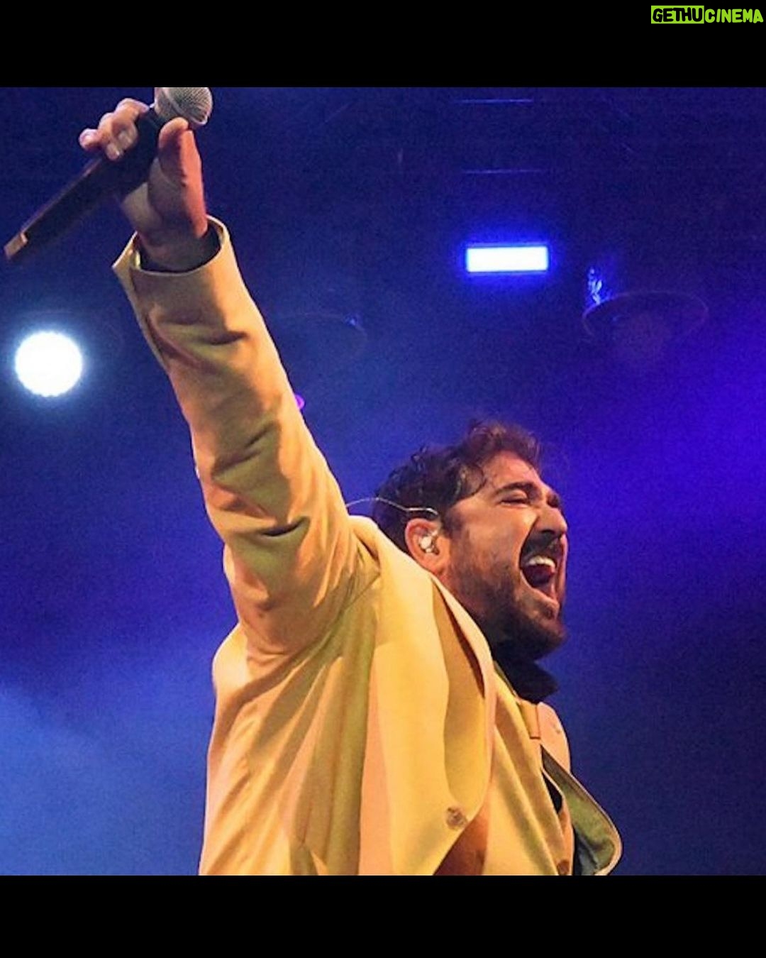 Antonio Orozco Instagram - Ayer fue uno de los concierto más tochos de mi vida. Es que no sé ni que decir. Flotaba por el escenario como nunca. El espectáculo tiene forma y huele a nuevo. Ayer tuvimos un SOLD OUT como una CATEDRAL en Menorca donde ojalá podamos volver muy pronto. PASARON muchas cosas y poco a poco las iré contando. Mañana toca en casa @terramarfest vamos a darle la vuelta al auditorio contigo dentro. PREPÁRATE PARA FLIPARLO. 💛 📸Fotos de @menorcaaldia