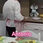 Antonio Orozco Instagram - Algo muy grande se viene con mi madre @lacarmenferron ….que ella ni siquiera sabe, ni se imagina. Va a ser algo tan grande que os va a sorprender hasta a vosotr@s.😍 ¿La ayudamos con ideas de lo que puede ser en comentarios? #orozco #antonioorozco #lacarmenferron 📸Trocito de vídeo de una entrevista en La Matemática del Espejo en @rtve 🎟️ Próximo concierto: Menorca. Lunes 7 de agosto. / Lista completa verano 2023 en el link del perfil