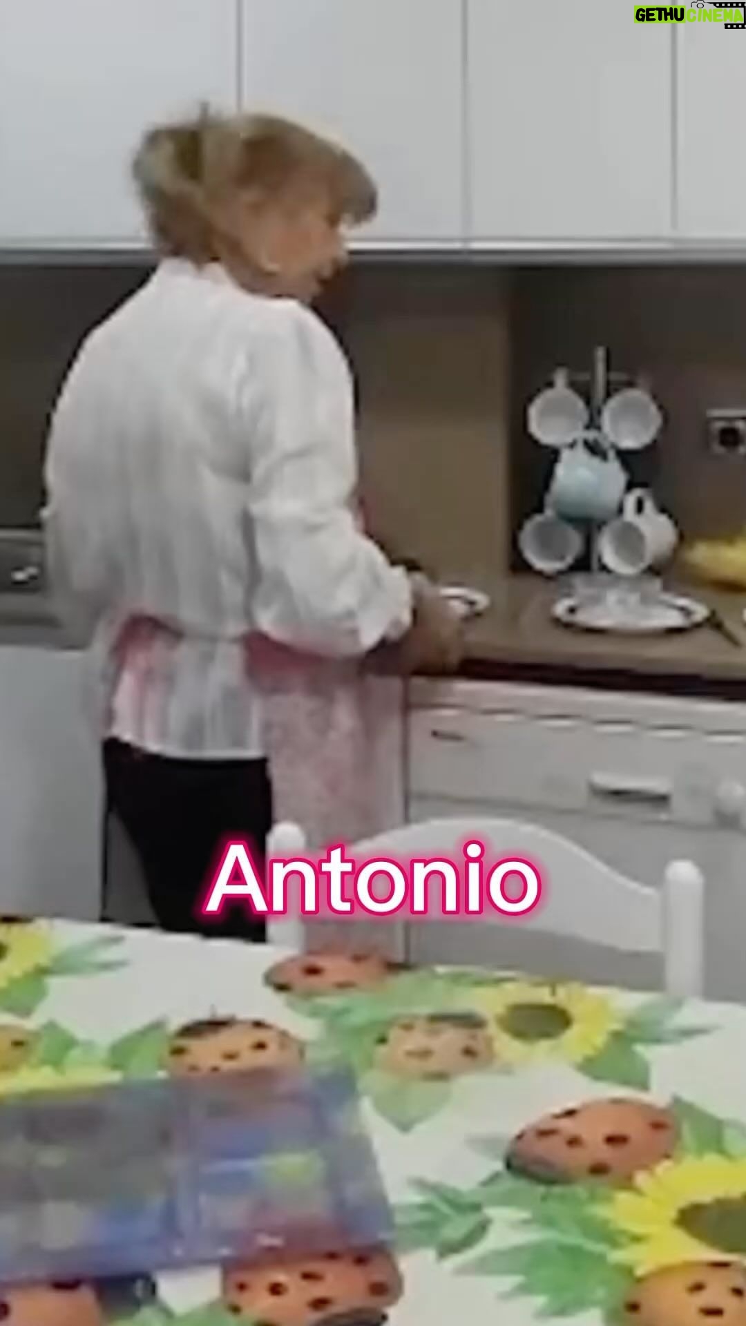 Antonio Orozco Instagram - Algo muy grande se viene con mi madre @lacarmenferron ….que ella ni siquiera sabe, ni se imagina. Va a ser algo tan grande que os va a sorprender hasta a vosotr@s.😍 ¿La ayudamos con ideas de lo que puede ser en comentarios? #orozco #antonioorozco #lacarmenferron 📸Trocito de vídeo de una entrevista en La Matemática del Espejo en @rtve 🎟️ Próximo concierto: Menorca. Lunes 7 de agosto. / Lista completa verano 2023 en el link del perfil