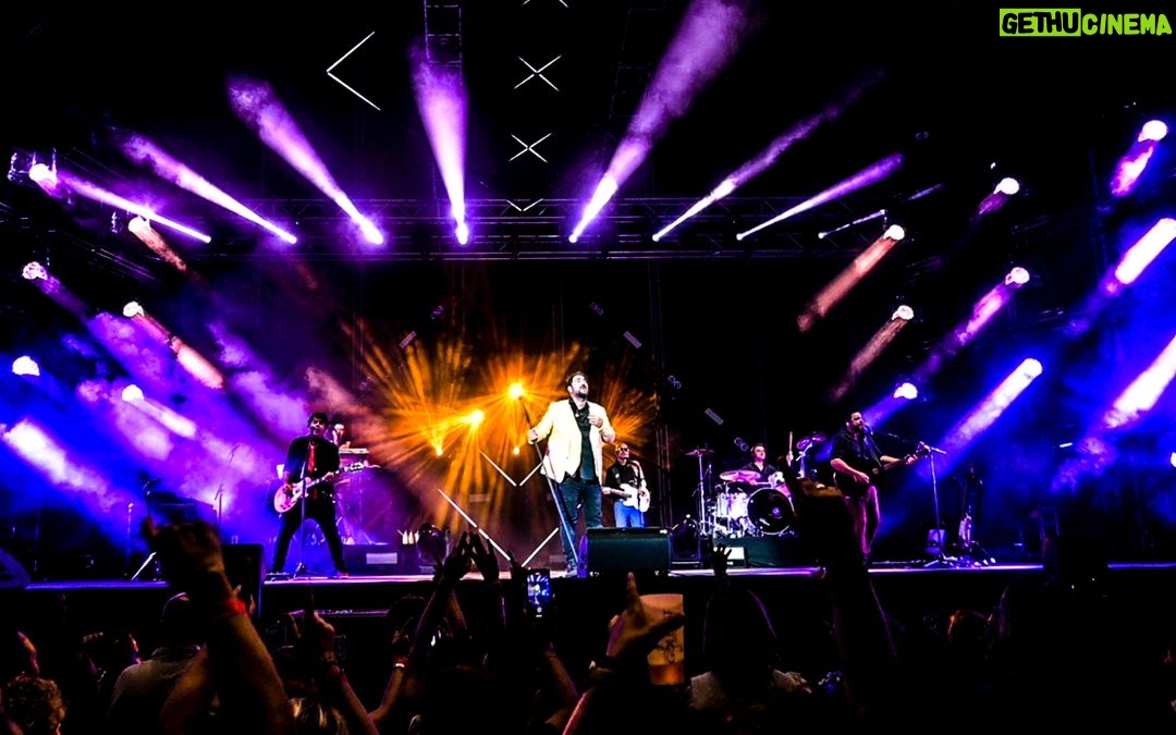 Antonio Orozco Instagram - Sumando noches para el recuerdo. Y que no termine nunca. 💫❤️ ¡¡¡Este sábado volvemos a liarla en Tenerife!!! Yo tengo muchas ganas… ¿Y vosotros? 🔥🤘🏻 #orozco #antonioorozco #tenerife Próximo concierto: Sábado 9 de septiembre en Tenerife / Entradas en el link de la bio