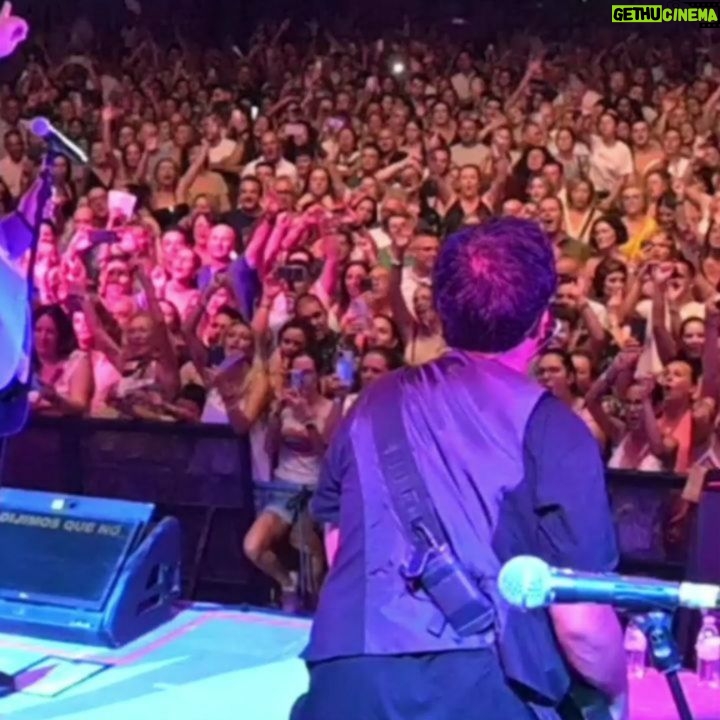 Antonio Orozco Instagram - En Martos, provincia de Jaén, pasaron cosas extraordinarias.✨ Aquí algunas imágenes, donde espero que os llegue todo el sentimiento y el corazón que le ponemos a las canciones, y un vídeo que quiero compartiros del concierto que hicimos allí este pasado viernes.😍 Gracias por tanta hospitalidad MARTEÑ@S y JIENENS@S en general!! Que sepáis que os llevo en el corazón!!❤️ 🎤Próximos conciertos: Alicante (2 sep) y Tenerife (9 sep) / Ver lista completa en el link del perfil #orozco #antonioorozco #martos #conciertos