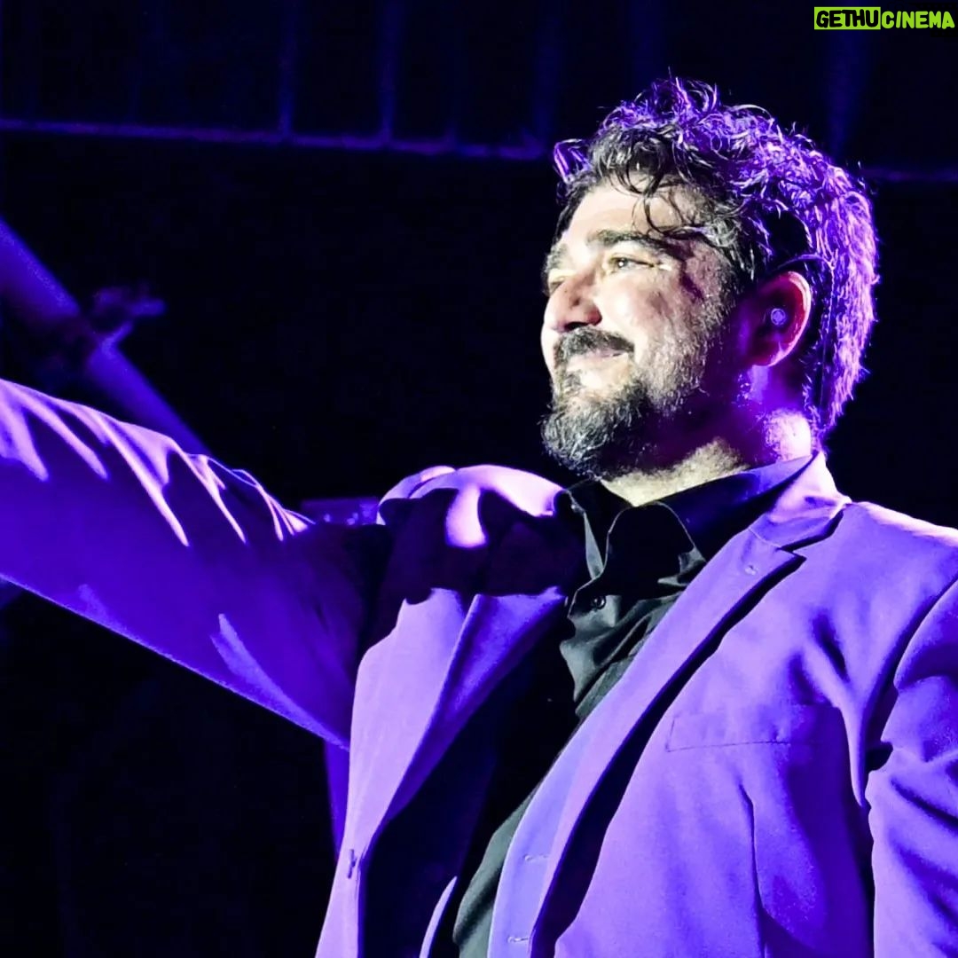Antonio Orozco Instagram - En Martos, provincia de Jaén, pasaron cosas extraordinarias.✨ Aquí algunas imágenes, donde espero que os llegue todo el sentimiento y el corazón que le ponemos a las canciones, y un vídeo que quiero compartiros del concierto que hicimos allí este pasado viernes.😍 Gracias por tanta hospitalidad MARTEÑ@S y JIENENS@S en general!! Que sepáis que os llevo en el corazón!!❤️ 🎤Próximos conciertos: Alicante (2 sep) y Tenerife (9 sep) / Ver lista completa en el link del perfil #orozco #antonioorozco #martos #conciertos