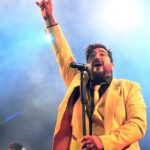Antonio Orozco Instagram - Ayer fue uno de los concierto más tochos de mi vida. Es que no sé ni que decir. Flotaba por el escenario como nunca. El espectáculo tiene forma y huele a nuevo. Ayer tuvimos un SOLD OUT como una CATEDRAL en Menorca donde ojalá podamos volver muy pronto. PASARON muchas cosas y poco a poco las iré contando. Mañana toca en casa @terramarfest vamos a darle la vuelta al auditorio contigo dentro. PREPÁRATE PARA FLIPARLO. 💛 📸Fotos de @menorcaaldia