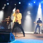 Antonio Orozco Instagram - Ayer fue uno de los concierto más tochos de mi vida. Es que no sé ni que decir. Flotaba por el escenario como nunca. El espectáculo tiene forma y huele a nuevo. Ayer tuvimos un SOLD OUT como una CATEDRAL en Menorca donde ojalá podamos volver muy pronto. PASARON muchas cosas y poco a poco las iré contando. Mañana toca en casa @terramarfest vamos a darle la vuelta al auditorio contigo dentro. PREPÁRATE PARA FLIPARLO. 💛 📸Fotos de @menorcaaldia