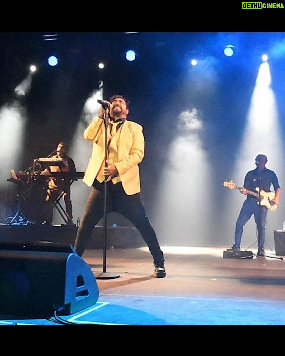 Antonio Orozco Instagram - Ayer fue uno de los concierto más tochos de mi vida. Es que no sé ni que decir. Flotaba por el escenario como nunca. El espectáculo tiene forma y huele a nuevo. Ayer tuvimos un SOLD OUT como una CATEDRAL en Menorca donde ojalá podamos volver muy pronto. PASARON muchas cosas y poco a poco las iré contando. Mañana toca en casa @terramarfest vamos a darle la vuelta al auditorio contigo dentro. PREPÁRATE PARA FLIPARLO. 💛 📸Fotos de @menorcaaldia