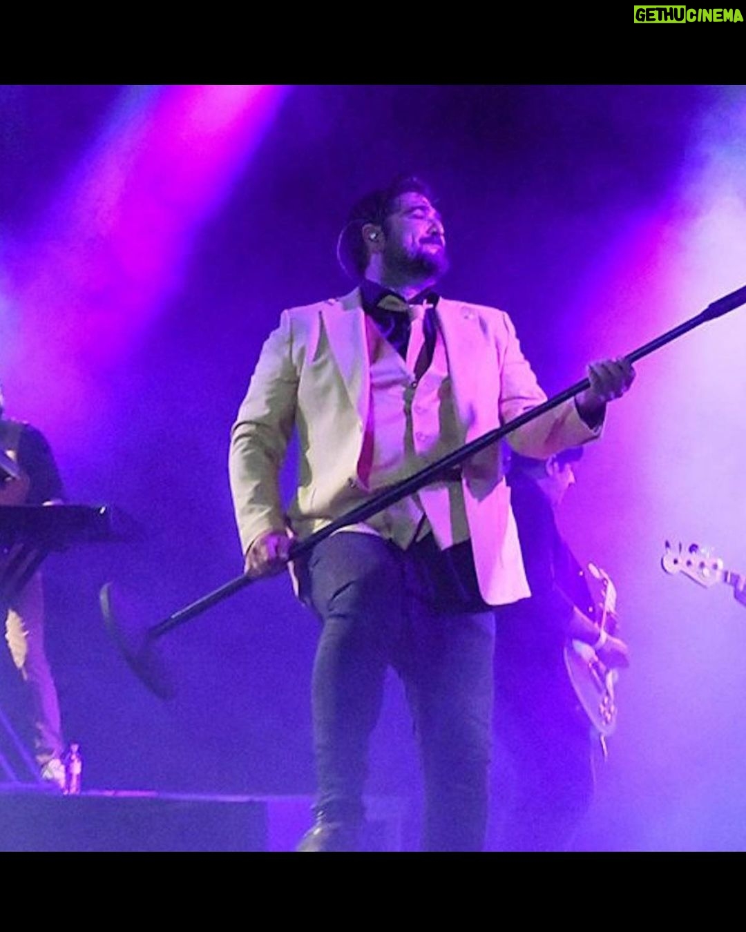 Antonio Orozco Instagram - Ayer fue uno de los concierto más tochos de mi vida. Es que no sé ni que decir. Flotaba por el escenario como nunca. El espectáculo tiene forma y huele a nuevo. Ayer tuvimos un SOLD OUT como una CATEDRAL en Menorca donde ojalá podamos volver muy pronto. PASARON muchas cosas y poco a poco las iré contando. Mañana toca en casa @terramarfest vamos a darle la vuelta al auditorio contigo dentro. PREPÁRATE PARA FLIPARLO. 💛 📸Fotos de @menorcaaldia