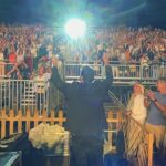Antonio Orozco Instagram - Ayer fue uno de los concierto más tochos de mi vida. Es que no sé ni que decir. Flotaba por el escenario como nunca. El espectáculo tiene forma y huele a nuevo. Ayer tuvimos un SOLD OUT como una CATEDRAL en Menorca donde ojalá podamos volver muy pronto. PASARON muchas cosas y poco a poco las iré contando. Mañana toca en casa @terramarfest vamos a darle la vuelta al auditorio contigo dentro. PREPÁRATE PARA FLIPARLO. 💛 📸Fotos de @menorcaaldia