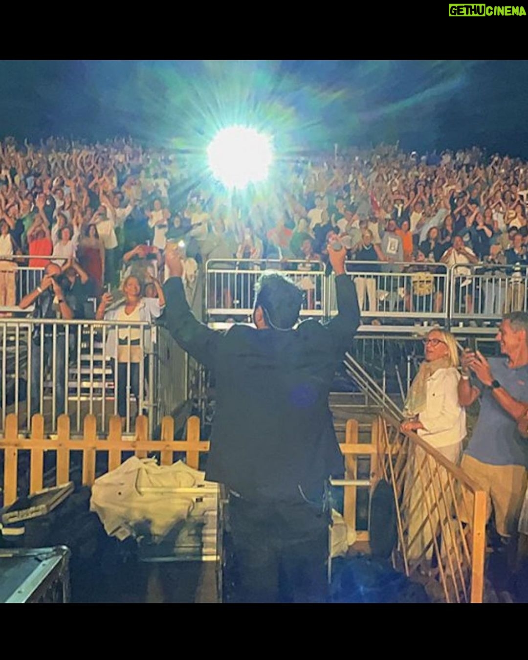 Antonio Orozco Instagram - Ayer fue uno de los concierto más tochos de mi vida. Es que no sé ni que decir. Flotaba por el escenario como nunca. El espectáculo tiene forma y huele a nuevo. Ayer tuvimos un SOLD OUT como una CATEDRAL en Menorca donde ojalá podamos volver muy pronto. PASARON muchas cosas y poco a poco las iré contando. Mañana toca en casa @terramarfest vamos a darle la vuelta al auditorio contigo dentro. PREPÁRATE PARA FLIPARLO. 💛 📸Fotos de @menorcaaldia