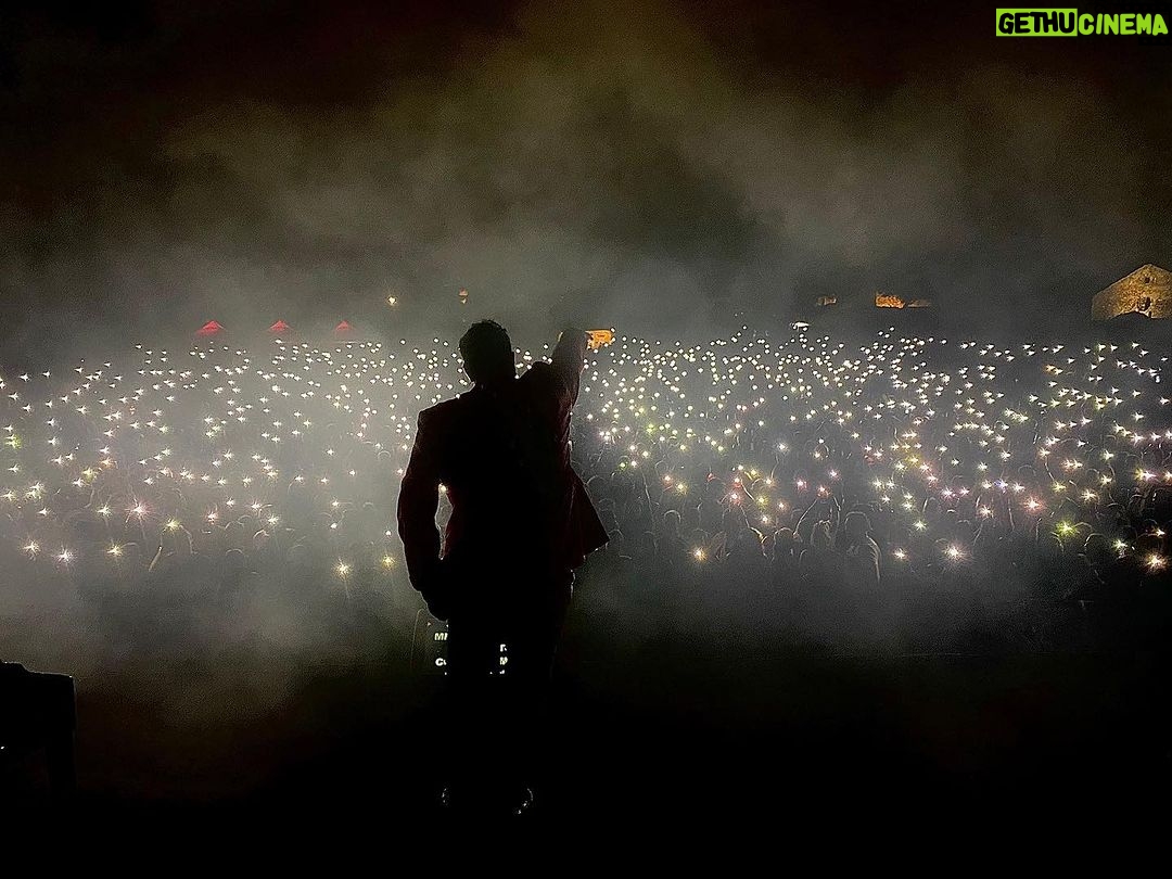 Antonio Orozco Instagram - Vosotros ilumináis mi cielo 🌌 🫶🏼