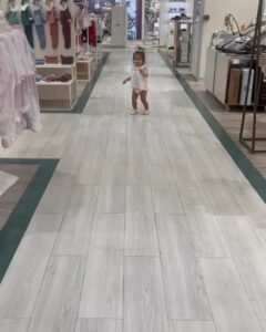 Antonio Orozco Instagram - 🛑🛑🛑 ULTIMA HORA 🛑🛑🛑Hoy ha pasado esto en una tienda muy importante de #Valladolid …. Como te lo explicas. ? Ella es modelo, bailarina o actriz ?