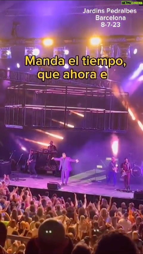 Antonio Orozco Instagram - Hay momentos que quedan para siempre en la memoria. En mi caso, el que vivimos este pasado sábado en el concierto dels Jardins de Pedralbes de Barcelona es uno de ellos. Tengo un sentimiento de amor y agradecimiento hacia todos los que lo hicieron posible, que tres días después continúo con esta sensación absolutamente maravillosa. ¿Y en ti, qué frase de una canción despierta más sentimientos y a quién se la dedicarías? ✏️ Te leo en comentarios. ¡GRACIAS con toda mi alma! 📸Vídeo de @periodisticmedia ❤️ 🎟️ Próximo concierto: Murcia. Viernes 14 de julio. / Lista completa verano 2023 en el link del perfil