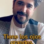 Antonio Orozco Instagram - Hay revoluciones que aún avisando de que van a venir, y te van a cambiar tu vida de arriba a abajo, te generan tal emoción que hasta sirven de inspiración para nuevas canciones. En este trocito de vídeo que grabamos hace unos días con @loreabakero de @mundodeportivo hablo de Antonella, mi hija, mi gran revolución desde ya un año y medio, y que además de unos grandes ojos azules, tiene desde este verano una canción que está inspirada en lo que me ha hecho sentir. Cuando la escuches en el coche de camino a la playa, tumbados en la arena o quizá en el inicio de un concierto, os daréis cuenta de que es una canción muy especial. Y lo es porque habla del amor más puro e incondicional, del amor que sientes por alguien que acaba de llegar a tu vida y te cambia para siempre. Porque habla de la felicidad que sientes cuando la miras, del miedo que te da pensar en todo lo que tienes por delante y de la emoción que llega cuando sabes que vas a estar ahí para esa persona para siempre. Es una canción que habla de sueños, de aventuras, del presente y de sentirse vivo. Y también del pasado, y de todo lo que has aprendido gracias a las cosas que han construido el puzzle de tus días. Y como ya digo en este vídeo, ya os anticipo que creo rotundamente que es la canción más poderosa que tenemos para el directo.🚀 Me dicen por aquí que para el concierto de Barcelona del 8 de julio en els Jardins de Pedralbes, con el que estrenamos este increíble verano de 2023, ya están agotadas las entradas. En el link del perfil encontraréis toda la programación. ¡Os quiero cada día un poquito más y espero veros pronto!❤️ #antonioorozco #orozco #larevolucion #conciertos