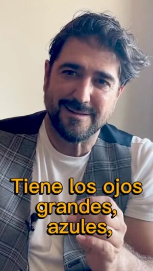 Antonio Orozco Instagram - Hay revoluciones que aún avisando de que van a venir, y te van a cambiar tu vida de arriba a abajo, te generan tal emoción que hasta sirven de inspiración para nuevas canciones. 

En este trocito de vídeo que grabamos hace unos días con @loreabakero de @mundodeportivo hablo de Antonella, mi hija, mi gran revolución desde ya un año y medio, y que además de unos grandes ojos azules, tiene desde este verano una canción que está inspirada en lo que me ha hecho sentir.

Cuando la escuches en el coche de camino a la playa, tumbados en la arena o quizá en el inicio de un concierto, os daréis cuenta de que es una canción muy especial. Y lo es porque habla del amor más puro e incondicional, del amor que sientes por alguien que acaba de llegar a tu vida y te cambia para siempre.

Porque habla de la felicidad que sientes cuando la miras, del miedo que te da pensar en todo lo que tienes por delante y de la emoción que llega cuando sabes que vas a estar ahí para esa persona para siempre.

Es una canción que habla de sueños, de aventuras, del presente y de sentirse vivo. Y también del pasado, y de todo lo que has aprendido gracias a las cosas que han construido el puzzle de tus días.

Y como ya digo en este vídeo, ya os anticipo que creo rotundamente que es la canción más poderosa que tenemos para el directo.🚀 

Me dicen por aquí que para el concierto de Barcelona del 8 de julio en els Jardins de Pedralbes, con el que estrenamos este increíble verano de 2023, ya están agotadas las entradas. En el link del perfil encontraréis toda la programación. ¡Os quiero cada día un poquito más y espero veros pronto!❤️

#antonioorozco #orozco #larevolucion #conciertos