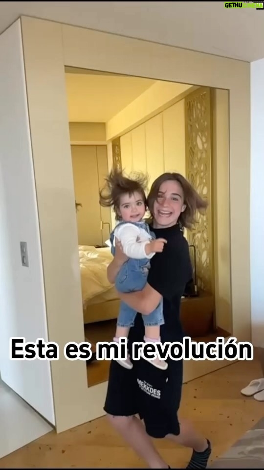 Antonio Orozco Instagram - Los viernes son días de revoluciones, de planes y de risas improvisadas. Y por eso hoy viernes quiero proponerte que si te atreves, un día de tu verano va a ser la revolución. ➡️Dime en tus comentarios con quién te vendrías a uno de mis conciertos este verano. Tú madre, tu hermana, tu mejor amiga o simplemente a esa persona que está revolucionando tu vida y cuéntame porqué. ➡️ A las 3 publicaciones que me toquen más el alma, quiero regalaros 2 entradas para uno de mis conciertos este verano…con una sorpresa especial cuando vengáis. Podréis escoger el que vosotros queráis (en el link del perfil podéis ver la lista). El miércoles 28 de junio publicaré en stories los ganadores ¡Feliz viernes! ¡Os quiero!❤️