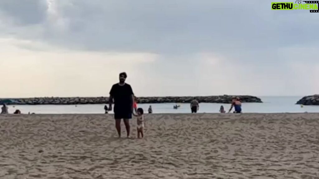 Antonio Orozco Instagram - Me han “pillao” en la playa bailando con mi nueva novia …. Y se lió #larevolucion