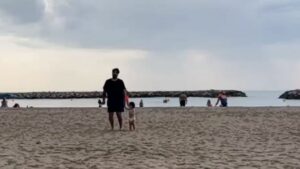 Antonio Orozco Instagram - Me han “pillao” en la playa bailando con mi nueva novia …. Y se lió #larevolucion