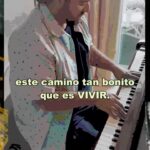 Antonio Orozco Instagram - Llevo varios días hablando de REVOLUCIONES. Y ahí va una de las mías. Durante mi vida he ido cumpliendo sueños. Pensaba que iba a crecer sin parar. Mi imaginario perfecto no incluía obstáculos, caídas ni tropiezos. A cada paso parecía que me acercaba un poquito más a la perfección, sin tener que lidiar con la incertidumbre o el peso de mis errores. Pero ya sabéis cómo es esto de la vida... siempre te sorprende con algo inesperado. Al final, resulta que el crecimiento, como un árbol robusto en medio del bosque, necesita experiencias, ciclos... momentos buenos, momentos malos, despedidas y reencuentros. He descubierto que es en medio del caos, en los momentos de crisis, donde se encuentra la verdadera fortaleza del alma, donde florece la sabiduría. Las crisis son como hilos que se entrelazan, creando el maravilloso tejido de nuestra vida y nuestro crecimiento personal. Y de hecho, es ante las dificultades y las crisis donde estoy integrando la información más valiosa. Sin esta información, sería imposible alcanzar los objetivos que me he marcado tras mi recuperación por los pólipos en las cuerdas vocales. Quiero agradecer especialmente a @davidregenera y a @regenera_pni por su implicación y seguimiento en mi día a día. El proceso continúa. ¡Con muchas ganas de compartir un verano lleno de REVOLUCIONES con vosotros!❤️ #latransformacion_orozco #larevolucion #saludintegrativa #saludybienestar #labuenacrisis #felicidad #saludyvida #ganarsalud #metabolismo #pni #pniregenera #psiconeuroinmunología #regenera