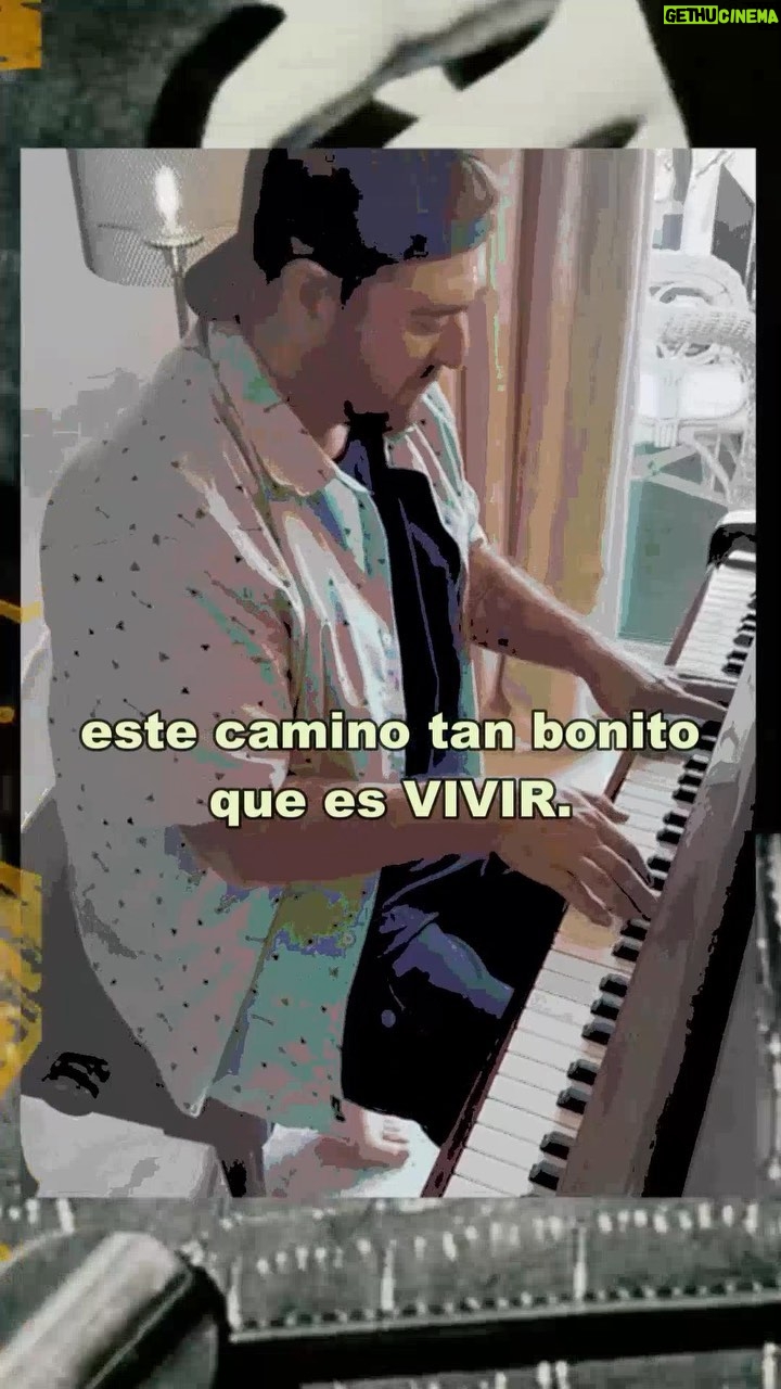 Antonio Orozco Instagram - Llevo varios días hablando de REVOLUCIONES. Y ahí va una de las mías. Durante mi vida he ido cumpliendo sueños. Pensaba que iba a crecer sin parar. Mi imaginario perfecto no incluía obstáculos, caídas ni tropiezos. A cada paso parecía que me acercaba un poquito más a la perfección, sin tener que lidiar con la incertidumbre o el peso de mis errores. Pero ya sabéis cómo es esto de la vida... siempre te sorprende con algo inesperado. Al final, resulta que el crecimiento, como un árbol robusto en medio del bosque, necesita experiencias, ciclos... momentos buenos, momentos malos, despedidas y reencuentros. He descubierto que es en medio del caos, en los momentos de crisis, donde se encuentra la verdadera fortaleza del alma, donde florece la sabiduría. Las crisis son como hilos que se entrelazan, creando el maravilloso tejido de nuestra vida y nuestro crecimiento personal. Y de hecho, es ante las dificultades y las crisis donde estoy integrando la información más valiosa. Sin esta información, sería imposible alcanzar los objetivos que me he marcado tras mi recuperación por los pólipos en las cuerdas vocales. Quiero agradecer especialmente a @davidregenera y a @regenera_pni por su implicación y seguimiento en mi día a día. El proceso continúa. ¡Con muchas ganas de compartir un verano lleno de REVOLUCIONES con vosotros!❤️ #latransformacion_orozco #larevolucion #saludintegrativa #saludybienestar #labuenacrisis #felicidad #saludyvida #ganarsalud #metabolismo #pni #pniregenera #psiconeuroinmunología #regenera