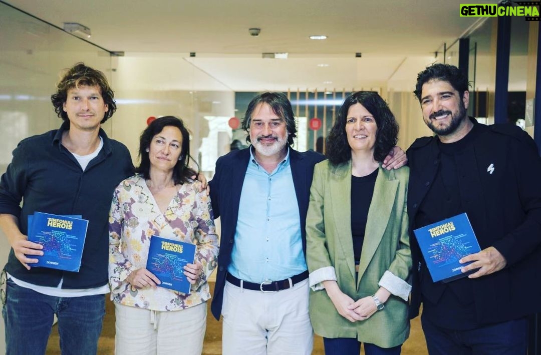 Antonio Orozco Instagram - DR Andreu Gabarros (neurocirujano) gracias por invitarme a un concierto tan especial. Es usted un ejemplo, que suerte haberle conocido. #hospitadebellvitge @hbellvitge #lasinfoniadelsherois