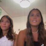 Antonio Orozco Instagram - Que vídeo más hermoso. CONMOVEDOR. FIJAOS EN LA CARITA DE LA MÁS JOVENCITA, TENEIS QUE VERLO HASTA EL FINAL. 👏💚. me han robado el corazón las dos, a mi y a medio mundo. GRACIAS POR ELEGIR ESTA CANCIÓN. Y GRACIAS POR CONTARLA ASÍ. ❤️❤️❤️❤️❤️❤️❤️❤️❤️❤️❤️❤️❤️❤️❤️❤️❤️❤️❤️❤️A esta canción le faltabais vosotras dos !!