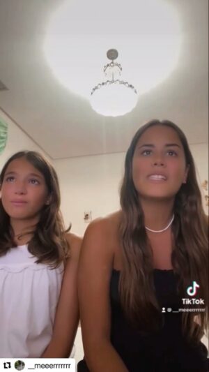 Antonio Orozco Instagram - Que vídeo más hermoso.  CONMOVEDOR.  FIJAOS EN LA CARITA DE LA MÁS JOVENCITA,  TENEIS QUE VERLO HASTA EL FINAL. 👏💚. me han robado el corazón las dos, a mi  y a medio mundo.  GRACIAS POR ELEGIR ESTA CANCIÓN.  Y GRACIAS POR CONTARLA ASÍ. ❤️❤️❤️❤️❤️❤️❤️❤️❤️❤️❤️❤️❤️❤️❤️❤️❤️❤️❤️❤️A esta canción le faltabais vosotras dos !!