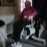 Antonio Orozco Instagram - Lo mas tierno que verás hoy Manuela tiene un año y tres meses, la bisabuela de Manuela tiene 100 años. Quien guía a quien ? Tú qué opinas ? ❤️
