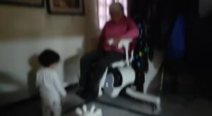 Antonio Orozco Instagram - Lo mas tierno que verás hoy Manuela tiene un año y tres meses, la bisabuela de Manuela tiene 100 años.  Quien guía a quien ?  Tú qué opinas ? ❤️