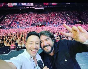 Antonio Orozco Instagram - Ayer me regalaron un “volver a empezar “  @lucianopereyraoficial es mago y anoche hizo magia en mi corazón.  #lunapark #argentina #buenosaires  GRACIAS MAESTRO