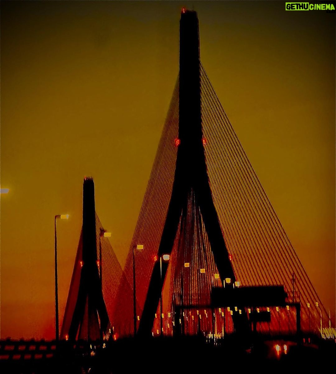 Antonio Orozco Instagram - A qué huele ? #PEPA”s BRIDGE