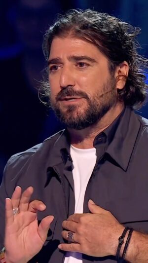 Antonio Orozco Instagram - Aunque pasen los años, la magia y esencia permanece. ❤️ Gracias Dani Juanico por volver a emocionar a @antoniorozco10 y a todo el plató de #LaVoz.