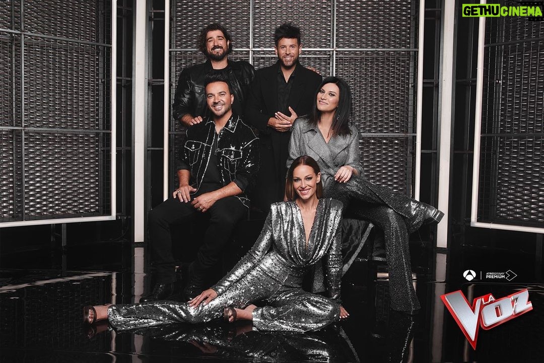 Antonio Orozco Instagram - MAÑANA viernes se estrena @lavozantena3 ❤️ nada de lo que os cuente podrá parecerse a lo que vais a ver.😎