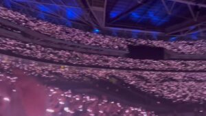 Antonio Orozco Instagram - Cada uno tiene su propio cielo lleno de estrellas.  Va por ti y por cada una de  tus estrellas.  Nosotros también tenemos las nuestras. Disfrútalo.  #Wembley #Coldplay  and  @jan_o_oficial  DE OTRA ERA.