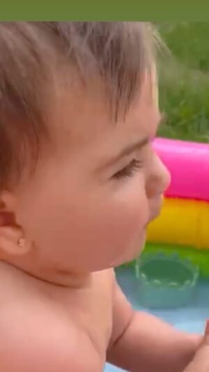 Antonio Orozco Instagram - Se puede apreciar claramente como se dirige a mi pronunciándo claramente PAPA, que denota lo profundamente enamorada que está mi hija de mi.  Si o no ?  #antonellaspeaker