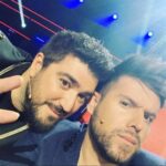 Antonio Orozco Instagram - A alguno les toca la lotería, a otros una herencia, a otros un buen trabajo y a otros sencillamente les sonríe la vida. A mi me ha tocao to junto SOY AMIGO DE @pablolopezmusic ❤️❤️❤️❤️#somosAmantes. Esta canción me la escribió a mi. Que lo sepa toda España. FELICIDADES. FELIZ DESCUMPLEAÑOS HERMANO MÍO